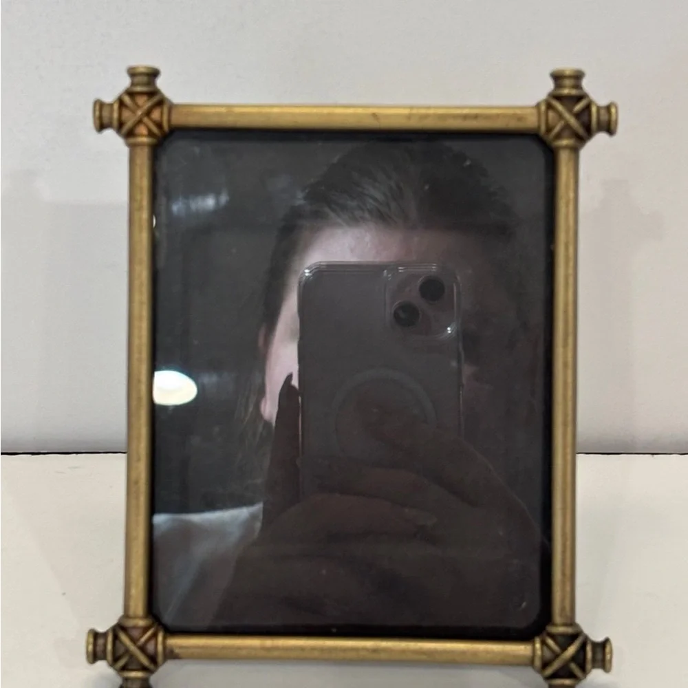 Metal picture frame decor